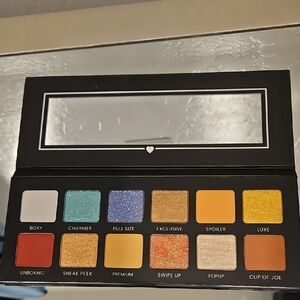 Boxy Charm Eyeshadow Palette with Vibrant Colors